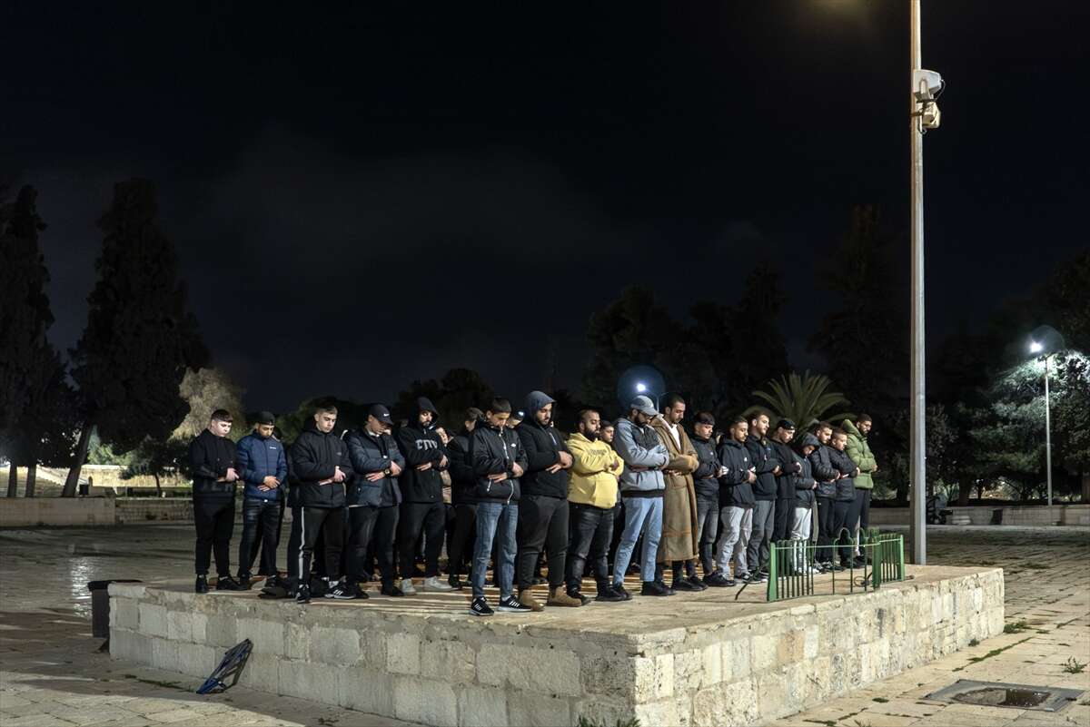 Mescid-i Aksa 41 gün sonra ibadete açıldı, Filistinliler şükür secdesine kapandı 17